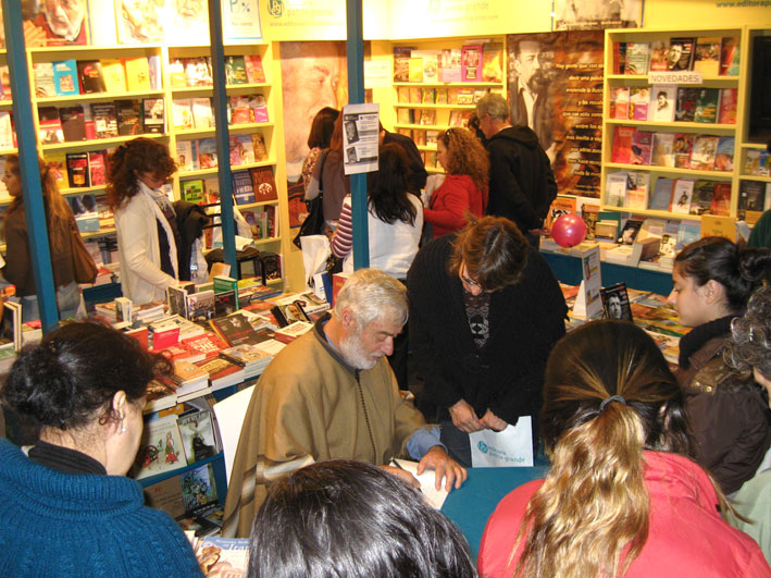 Mamerto Menapace en la Feria del Libro